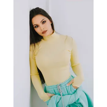 Dámský svetr Dámský obtažený rolák s vroubkovaným designem KIKA - žlutý