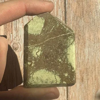 Stichtit špice - obelisk 1 cca 5,7 x 6,6 cm, 127 g