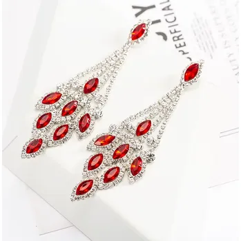 Náušnice B-TOP Dlouhé postříbřené náušnice s barevnými krystaly Druh barvy: Červená