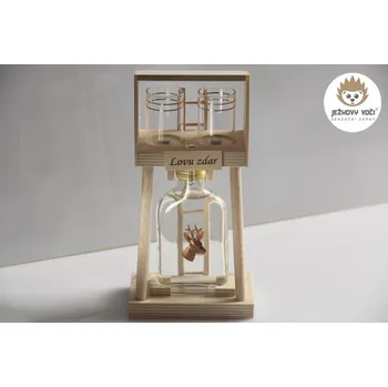 Dárkový potravinový koš LUXUSNÍ DÁRKOVÁ LÁHEV - POSED S LAHVIČKOU A DVĚMA ODLIVKAMI - LOVU ZDAR - S ALKOHOLEM 40% ŠVESTKA