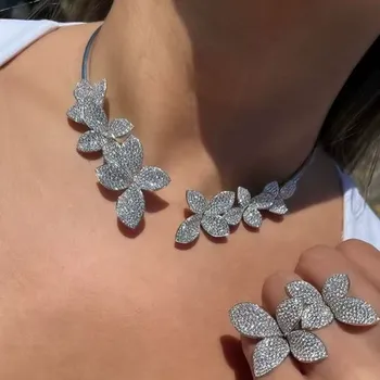 Náhrdelník B-TOP Postříbřený otevřený náhrdelník s krystalovými květy