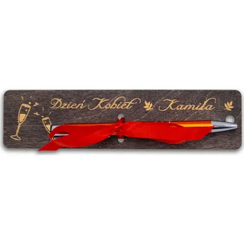 Obraz DÁREK KE DNI ŽEN DŘEVĚNÁ ZÁLOŽKA S PEREM DÁREK DO PRÁCE