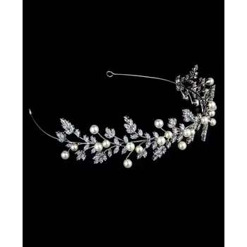 B-TOP Široká čelenka do vlasů s kubickými zirkony a bílými perlami Druh barvy: Stříbrná