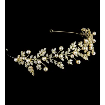 Čelenka B-TOP Široká čelenka do vlasů s kubickými zirkony a bílými perlami Druh barvy: Zlatá