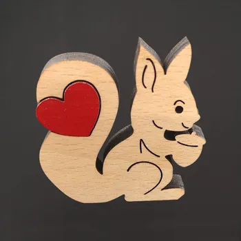 Hodiny AMADEA Dřevěná veverka se srdcem, masivní dřevo, 5 x 4,9 cm, český výrobek