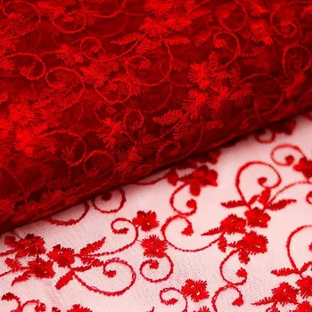 Vyšívaný tyl červený, drobné květy a lístky, š.110