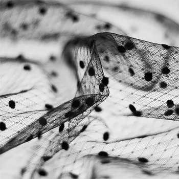 Tyl černý, mřížky, sametové puntíky, š.150