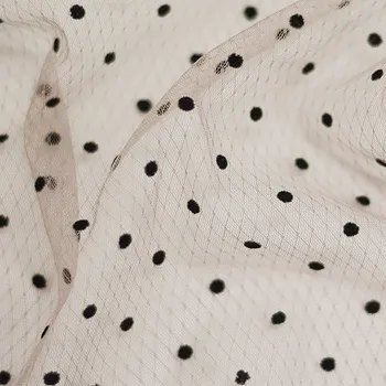 Tyl tělový, mřížky, černé sametové puntíky, š.150