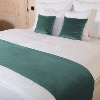 Přehoz na lůžko Sametový přehoz/běhoun na postel Velvet Premium SVP-022 Ledově zelený 50x140 cm