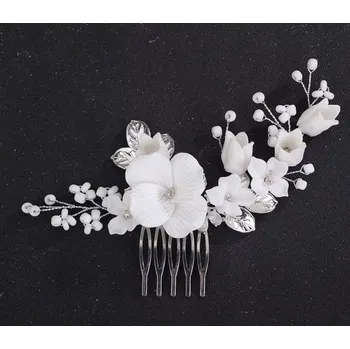 Ozdoba do vlasů B-TOP Hřeben do vlasů s bílými keramickými květy, lístky a perličkami Druh barvy: Stříbrná