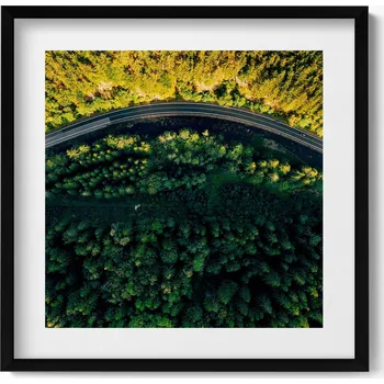 Obraz Obraz v černém rámu nástěnná dekorace Les z dronu - hora Sněžka 50x50 cm