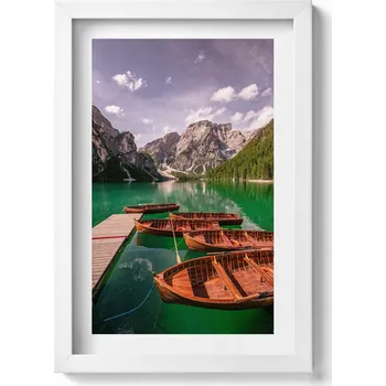 Obraz Stylový obraz v bílém rámu Dřevěné loďky na jezeře v horách 20x30 cm