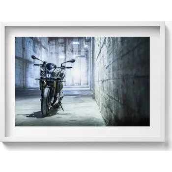 Obraz Ozdobný nástěnný obraz v rámu Motocykl v betonové uličce města 70x50 cm