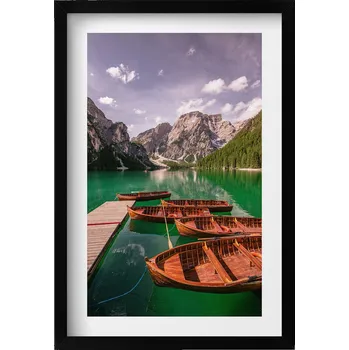 Obraz Obraz grafika v černém rámu Dřevěné loďky na jezeře v horách 40x60 cm