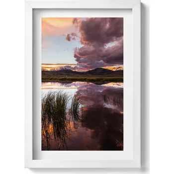 Obraz Dekorativní nástěnný obraz v bílém rámu s grafikou Mraky nad jezerem 20x30 cm