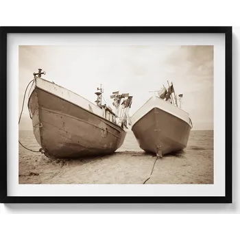 Obraz Dekorativní obraz v rámu do obýváku Dvě lodě na pláži - sépie 80x60 cm