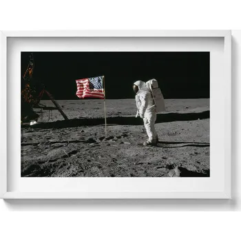 Obraz Závěsný obraz v bílém rámu Přistání na Měsíci - fotografie NASA 70x50 cm