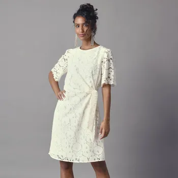 Dámské šaty Krátké krajkové šaty s nařasením režná 50