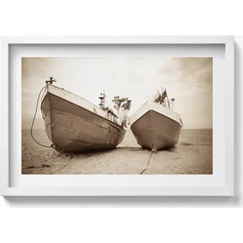 Obraz Dekorativní nástěnný obraz v bílém rámu Dvě lodě na pláži - sépie 60x40 cm