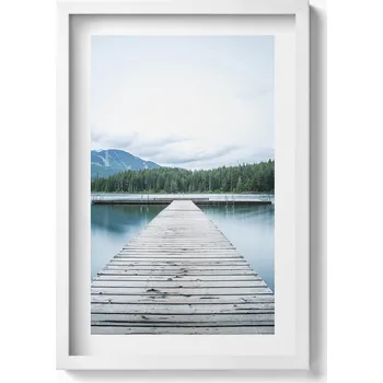 Obraz Závěsný obraz v bílém rámu Dřevěný most na jezeře v horách 40x60 cm