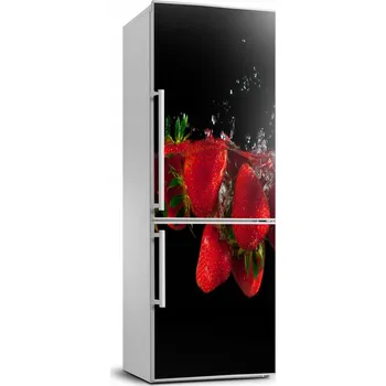 Fototapeta Samolepka na ledničku Jahody ve vodě na míru