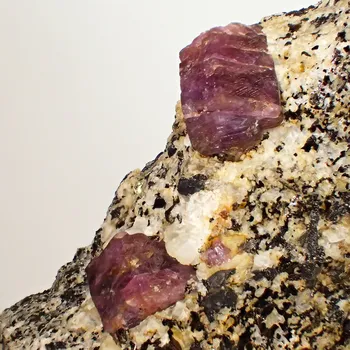 Přírodní kámen Rubín z Madagaskaru