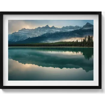 Obraz Nástěnný obraz v černém rámu s grafikou Krajina jezera, lesa a hor 80x60 cm