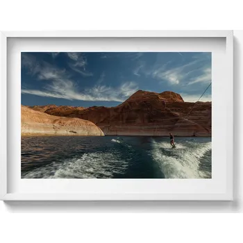 Obraz Elegantní obraz do obývacího pokoje v bílém rámu Osoba na vodních lyžích 70x50 cm