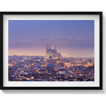 Obraz Obraz grafika v černém rámu Pohled na Barcelonu a Sagrada Família v noci 80x60 cm