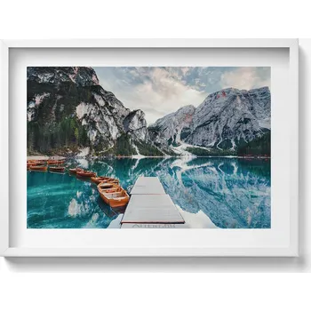 Obraz Ozdobný nástěnný obraz v rámu s grafikou Loďka na jezeře v horách 70x50 cm