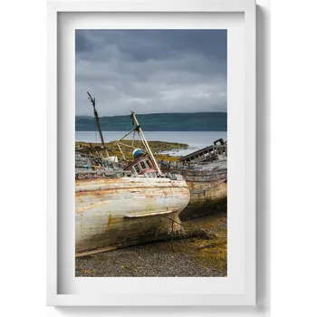 Obraz Nástěnný obraz v bílém rámu s grafikou Zátoka Salen Bay a lodě 40x60 cm