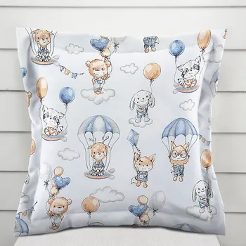 Povlak na polštářek Dětský bavlněný povlak na polštář s lemem Sandra SA-469 Zvířátka s padáky na světle modrém 50 x 60 cm