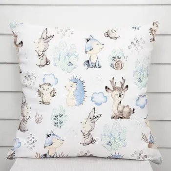 Povlak na dekorativní polštářek Dětský bavlněný povlak na polštář Sandra SA-478 Lesní zvířátka v borůvčí na bílém 40 x 40 cm