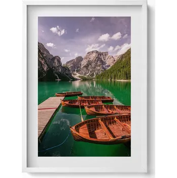 Obraz Stylový obraz v bílém rámu Dřevěné loďky na jezeře v horách 50x70 cm