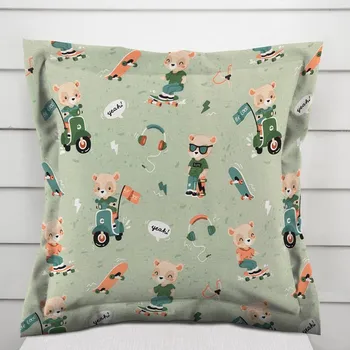 Povlak na polštářek Dětský bavlněný povlak na polštář s lemem Sandra SA-468 Méďové na motorkách na zeleném 50 x 50 cm