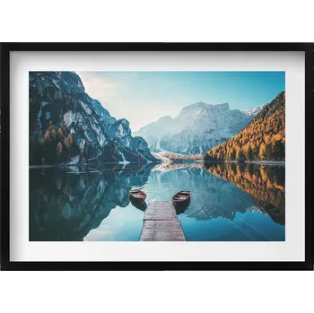 Obraz Dekorativní nástěnný obraz v černém rámu do obýváku Lodě na jezeře 70x50 cm