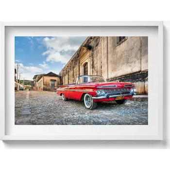 Obraz Rámeček s obrazem Červené staré auto v kolumbijské čtvrti 70x50 cm