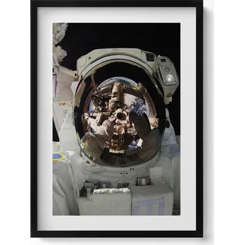 Obraz Dekorativní nástěnný obraz v černém rámu Astronaut v kosmu NASA 50x70 cm