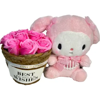 plyšák ANNAM Růžový plyšový medvídek s kyticí v proutěném košíku v průhledném boxu 21 × 30 cm