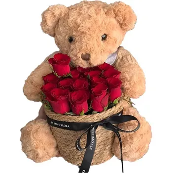 plyšák ANNAM Medvěd s kyticí v proutěném košíku v průhledném boxu 28 × 22 cm