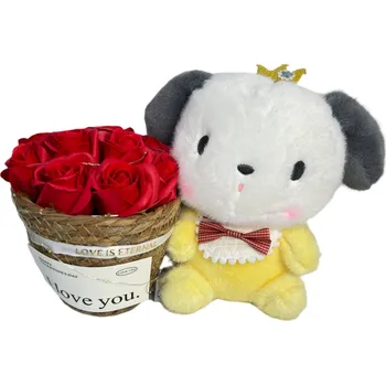 plyšák ANNAM Žluto červený plyšový medvídek s kyticí v proutěném košíku v průhledném boxu 21 × 30 cm