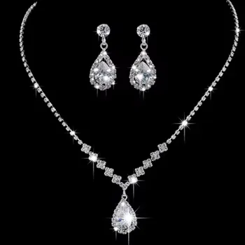 Souprava šperků jednoduchá štrasová souprava Veronica - náhrdelník a náušnice Barva: Stříbrná