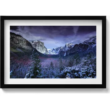 Obraz Nástěnný obraz v černém rámu s grafikou Zimní krajina hor a lesa 60x40 cm