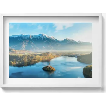 Obraz Ozdobný nástěnný obraz v bílém rámu Budova na jezeře v horách 70x50 cm