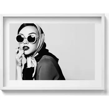 Obraz Obraz v bílém rámu Černobílý portrét ženy ve stylu glamour 70x50 cm