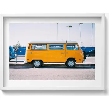 Obraz Obraz v bílém rámu dekorace na zeď Žlutý prázdninový automobil 70x50 cm