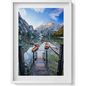 Obraz Ozdobný obraz v bílém rámu do obýváku Lodě na horském jezeře 50x70 cm