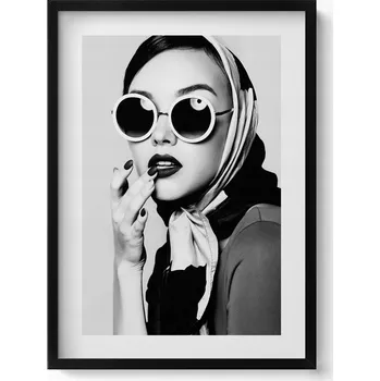 Obraz Obraz v černém rámu Černobílý portrét ženy ve stylu glamour 50x70 cm