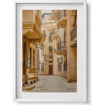 Obraz Ozdobný nástěnný obraz v bílém rámu – Úzká ulice mezi budovami, 50x70 cm