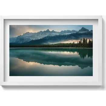 Obraz Elegantní obraz do obýváku v bílém rámu - Krajina jezera, lesa a hor 60x40 cm